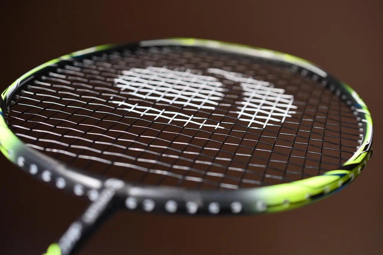 Nærbillede af badmintonketcher